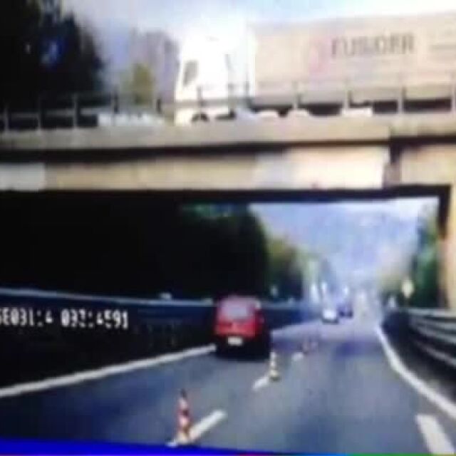 Надлез на магистрала се срути в Италия и уби един човек (ВИДЕО)
