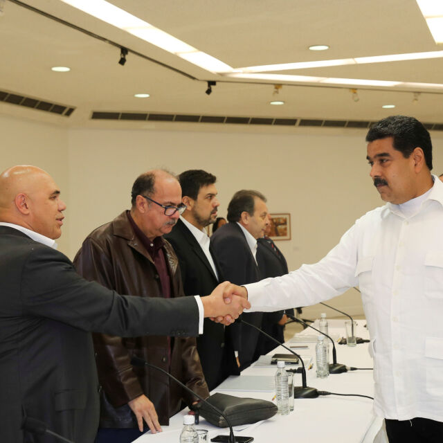 Правителството и опозицията на Венецуела решават кризата с преговори