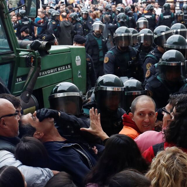 Националната полиция на Испания блокира повечето избирателни секции в Каталуния