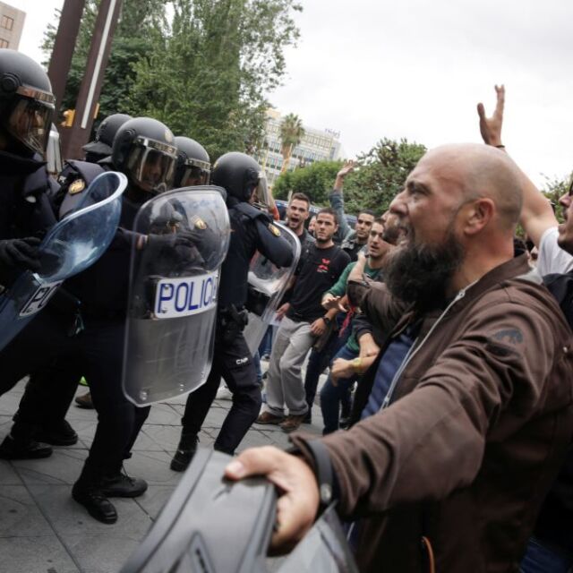 Над 460 души са ранени при сблъсъци с полицията в Каталуния (ОБЗОР)