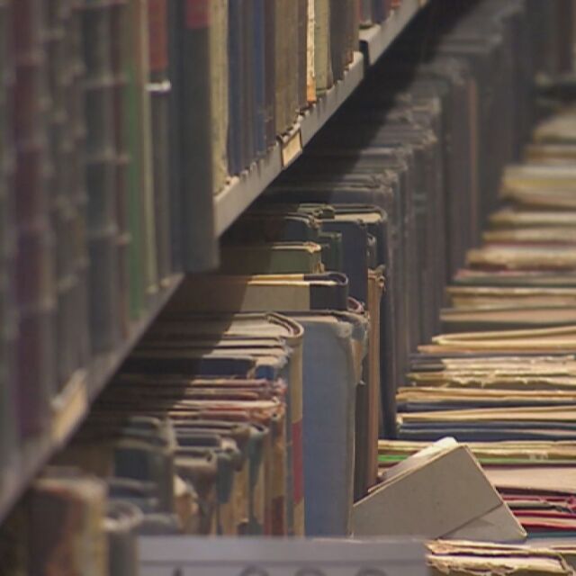 Боклукчии направиха библиотека, пълна с изхвърлени книги