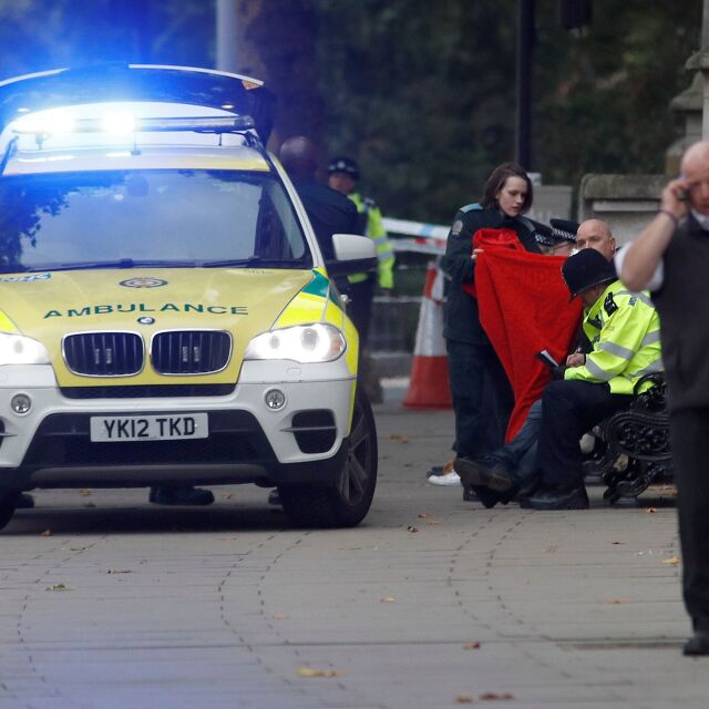 Автомобил връхлетя върху пешеходци пред музей в Лондон