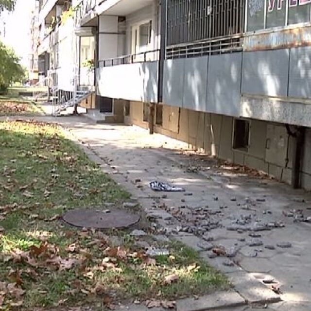 Парчета бетон се откъснаха от блок в Сливен