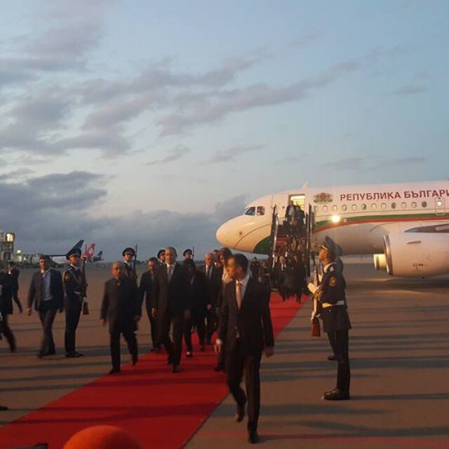 Президентът Румен Радев пристигна в Баку 