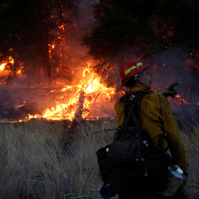 Още хиляди калифорнийци се евакуират заради бушуващите пожари