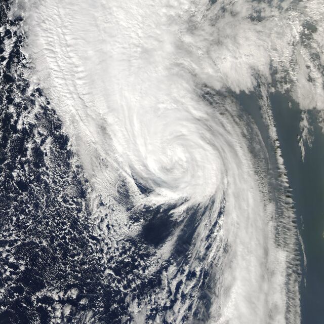 Ураганът „Офелия” заплашва Великобритания и Ирландия с ветрове от 140 км/ч