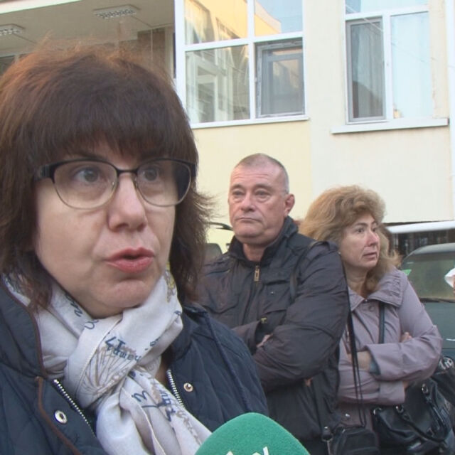 Медици и пациенти излязоха на протест пред затворената болница в Поморие