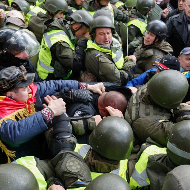 Сблъсъци между полиция и протестиращи срещу корупцията в Киев 