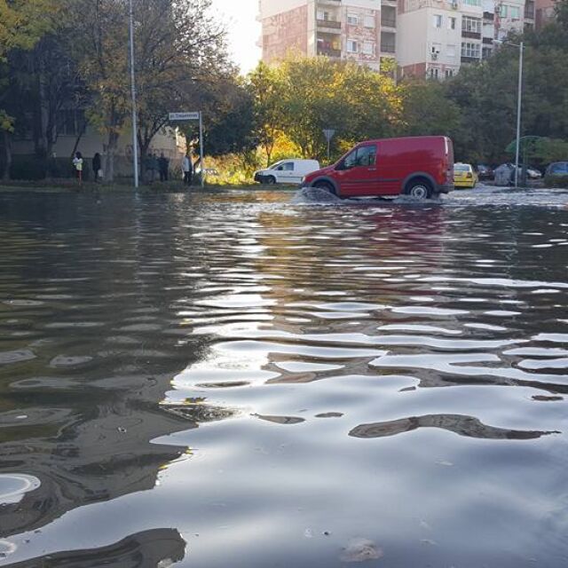 Авария наводни улиците на ж.к. „Тракия” в Пловдив (СНИМКИ)
