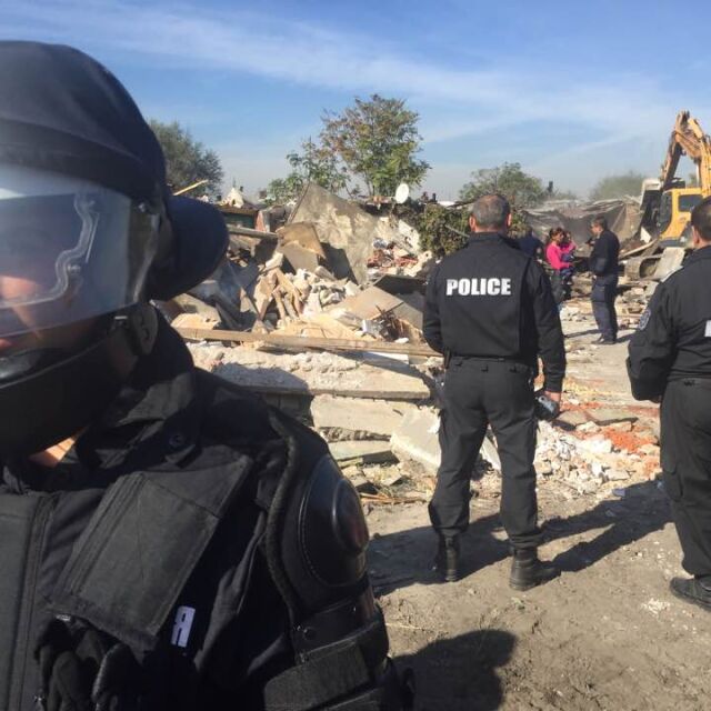 Багер и полиция разчистват незаконни постройки в „Орландовци” (СНИМКИ И ВИДЕО)