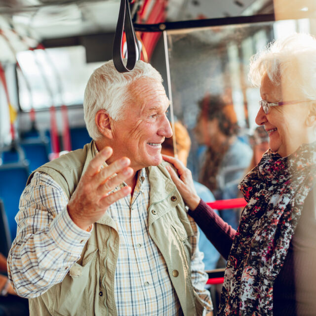 Отстъпването на място на възрастните в градския транспорт е вредно за тях