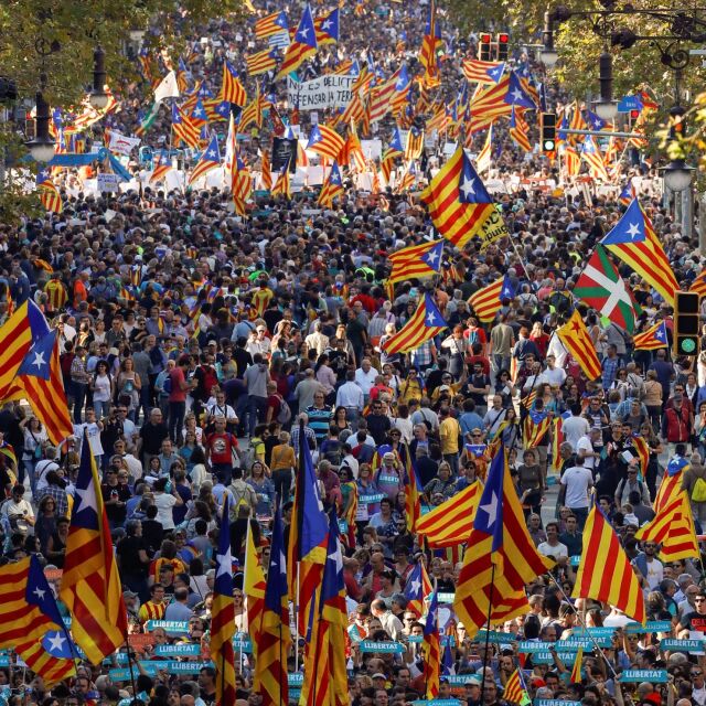 Стотици хиляди на протест в Барселона (ВИДЕО И СНИМКИ)