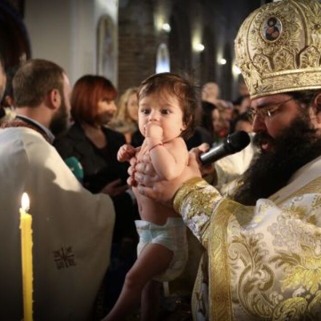 В подкрепа на раждаемостта: Кръстиха над 1000 деца в 10 български града (ГАЛЕРИЯ)