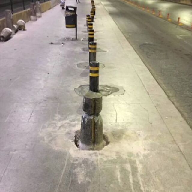 Ремонт на ремонта: Местят кривите колчета на спирката в подлеза на НДК 
