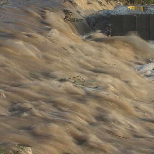 Скъсаните стени на три каскадни язовира вероятно са причинили потопа в Бургаско