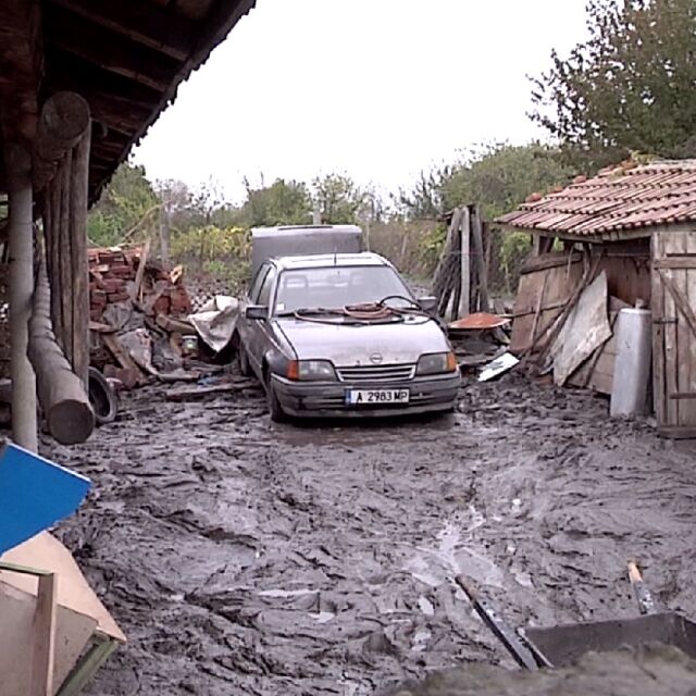 Дъжд забавя разчистването на пострадалите къщи в Бургаско 
