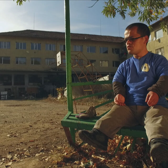 Необикновени истории: Кирил Тошев, който живее в изоставеното училище в гр. Рила