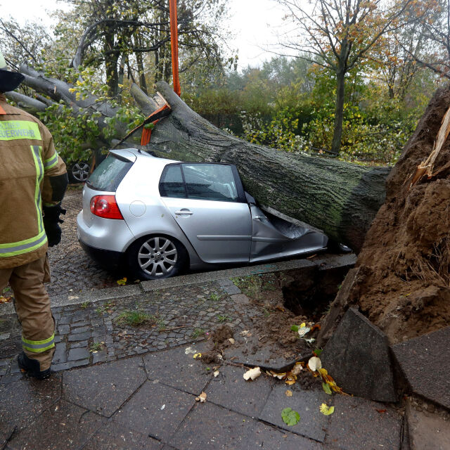 Извънредно положение в Берлин и инциденти в Чехия заради силни бури