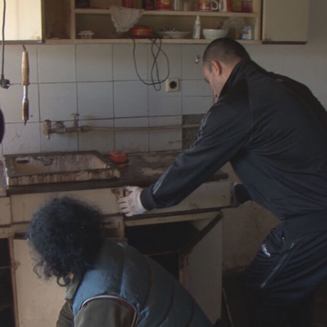 Доброволци чистят домовете на хората след потопа в Бургаско