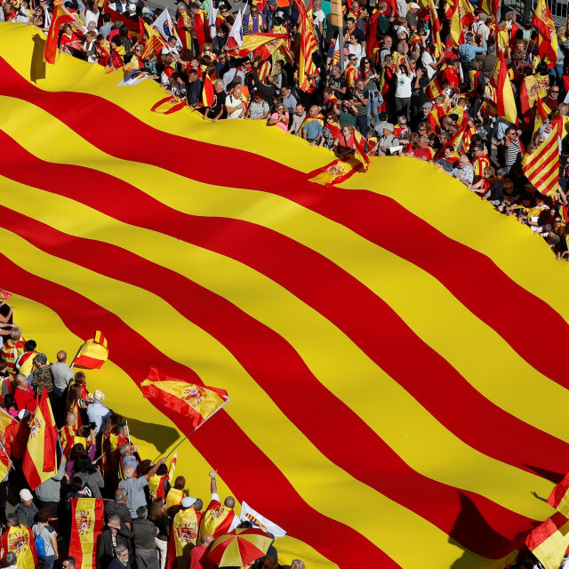300 000 души се включиха в поход против отделянето на Каталуния от Испания (СНИМКИ)