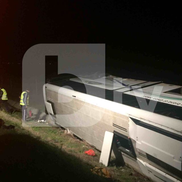 Автобус се обърна на магистрала „Тракия”, 10 души са пострадали (СНИМКИ)