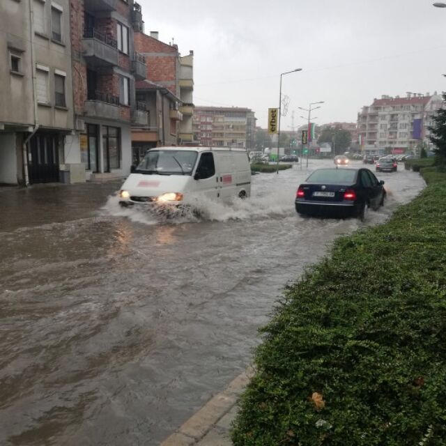 Проливен дъжд наводни улиците в Поморие