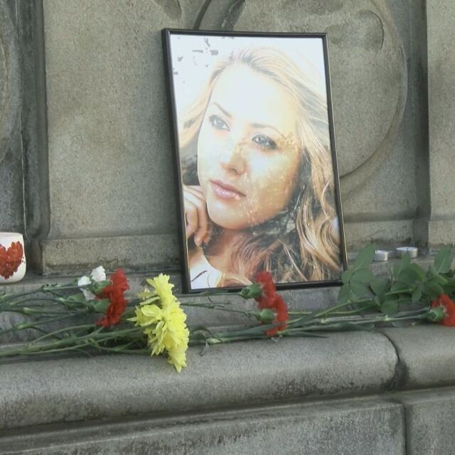 Хиляди в цялата страна почетоха паметта на Виктория Маринова (СНИМКИ)