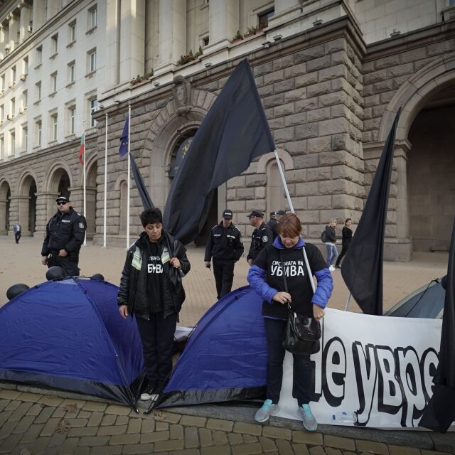 Палатковият лагер  на протестиращите майки пренощува пред МС (СНИМКИ)