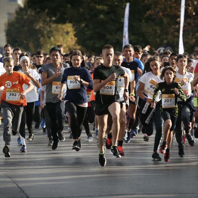Над 4000 маратонци бягат за каузи и награди в центъра на София