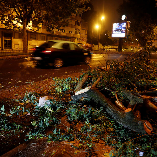 Ураганът "Лесли" остави без ток 15 000 домакинства в Португалия 