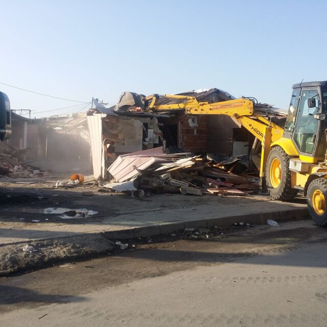 Багери събарят незаконни ромски къщи в Пловдив