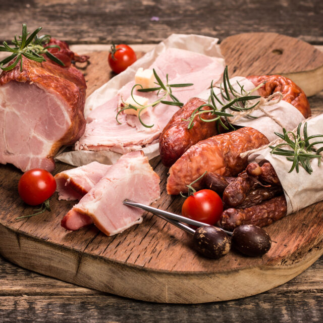 Обработеното месо повишава с 9% риска от рак на гърдата