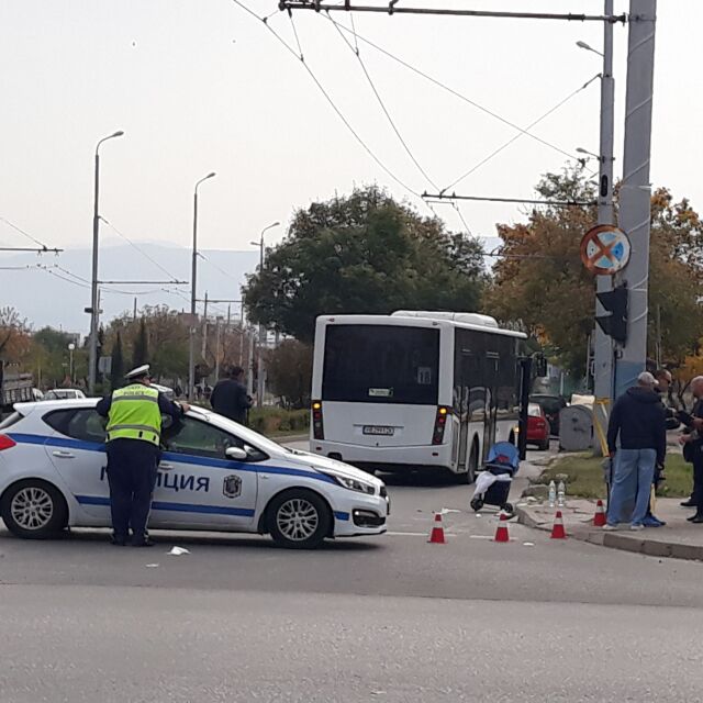 Автобус прегази майка с количка на пешеходна пътека в Пловдив