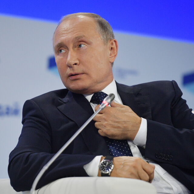 Владимир Путин все още не си е поставил руската ваксина за COVID-19