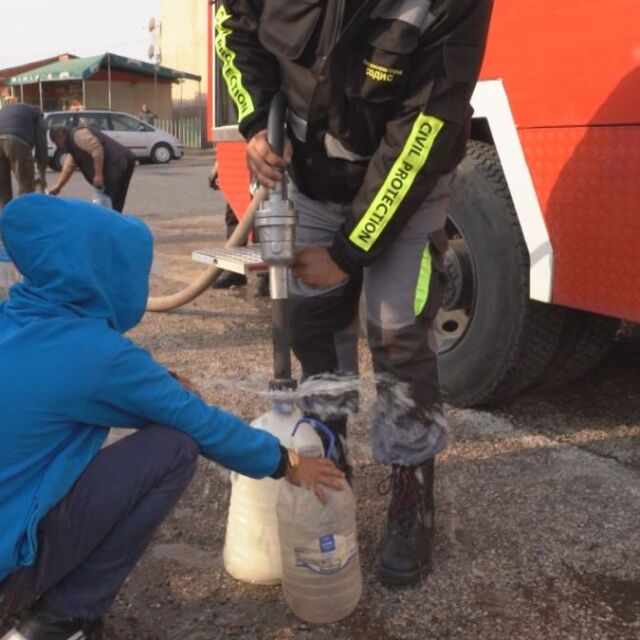БЧК раздава минерална вода на хората в Лом