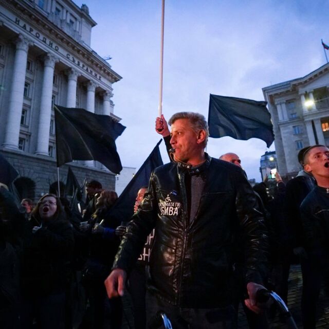 Протести за оставката на Валери Симеонов, бул. „Дондуков” пак е блокиран (ОБЗОР)