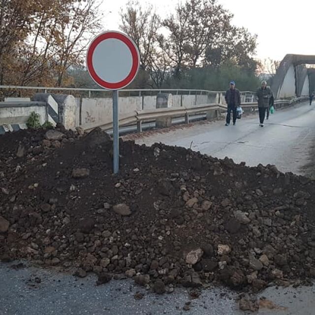 Град и 5 села остават блокирани заради аварирал мост