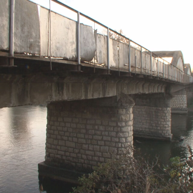 Трети ден няколко населени места са откъснати от света заради аварирал мост