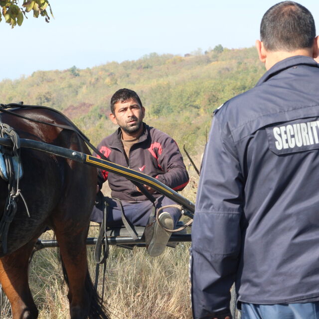 Трима души са задържани след сблъсъците между роми и полицаи в Мъглиж (ОБНОВЕНА)