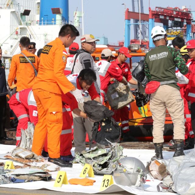 Индонезийски самолет се разби минути след излитането 