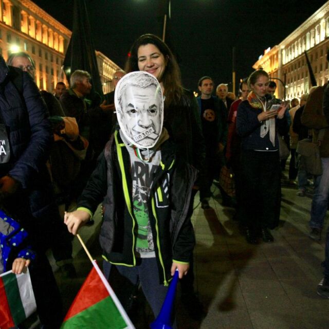 Протестиращите срещу Валери Симеонов се маскираха като него