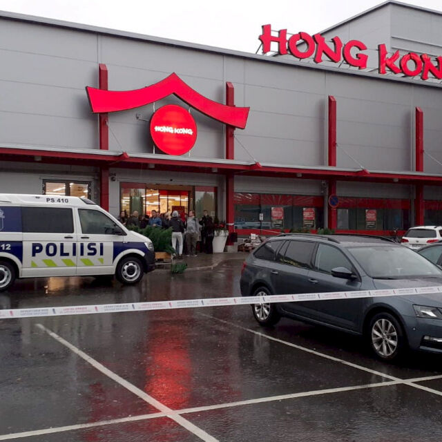 Един загинал, след като въоръжен с меч нахлу във финландски мол
