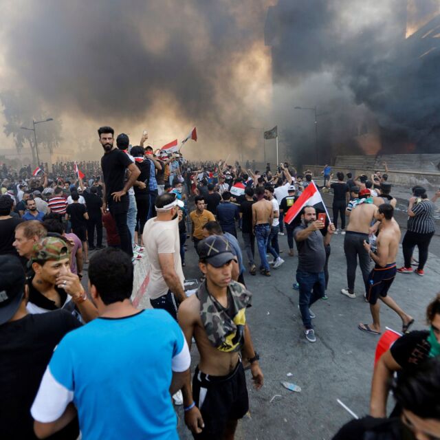 Над 200 ранени при сблъсъци между силите на реда и протестиращи в Багдад