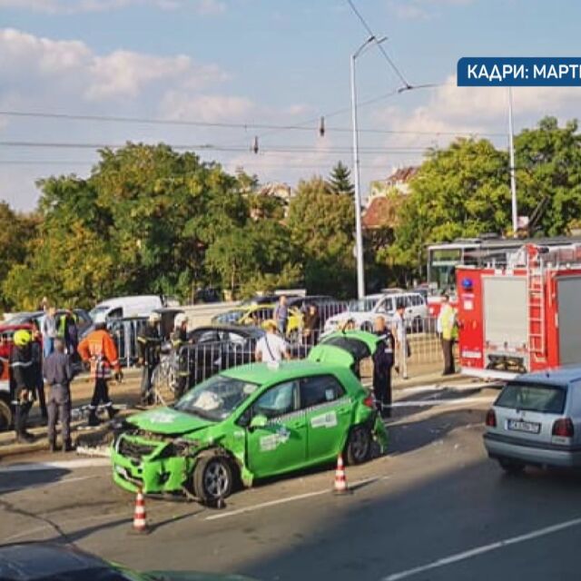 Четирима души са пострадали при катастрофа между кола и такси на бул. „Ботевградско шосе”