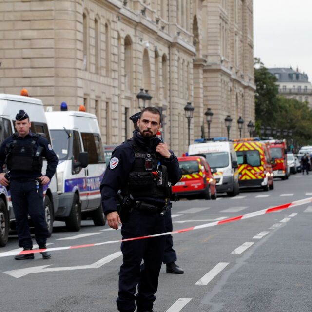 Полицeйски служител уби с нож 4 свои колеги в префектурата на Париж
