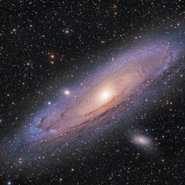 Астрономи: Галактиката Андромеда ще погълне и унищожи Млечния път