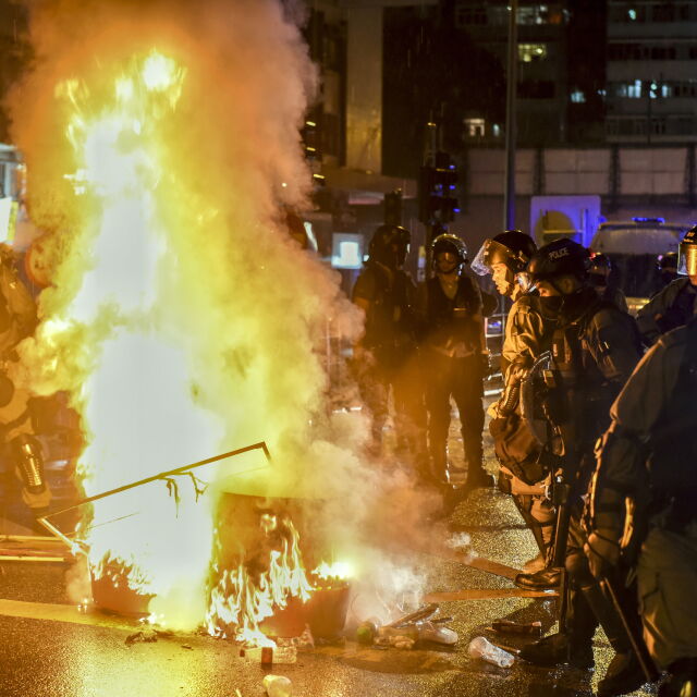 Батални сцени в Хонконг: Протестите се засилват (ВИДЕО)