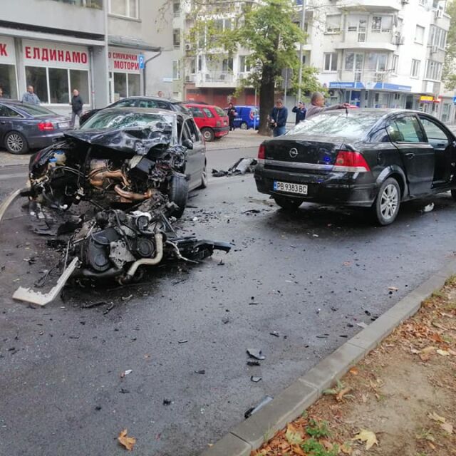 Тежка катастрофа в центъра на Пловдив (СНИМКИ)