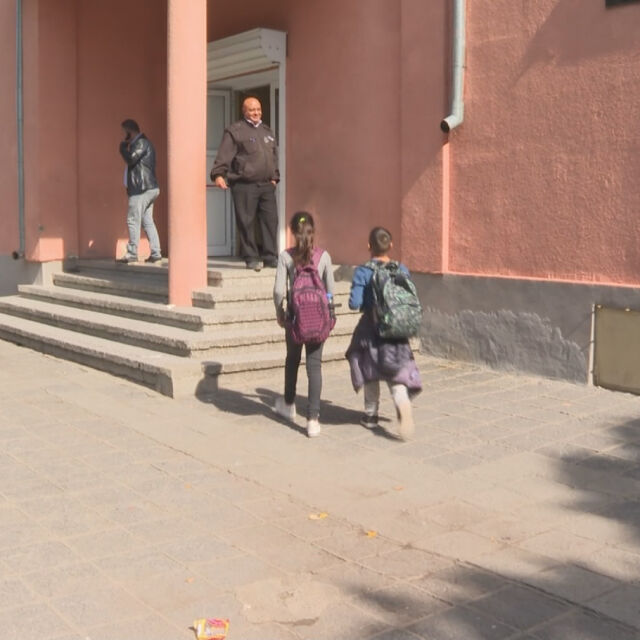 След психозата в Сливенско част от децата се върнаха с клас
