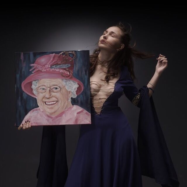 Художничка нарисува Елизабет Втора с гърдите си